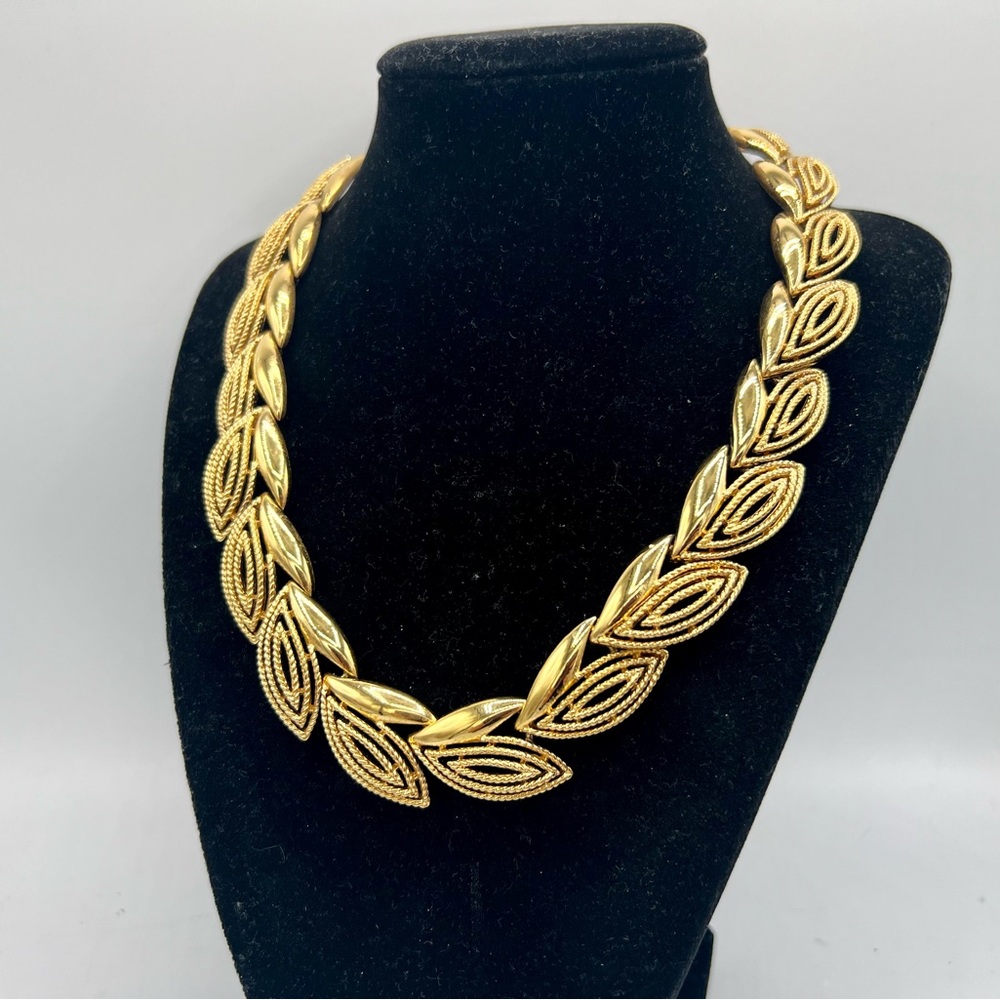 Vintage gold tone leafy cutout collar necklace choker 14” - 17” 1980s - Picture 4 of 8